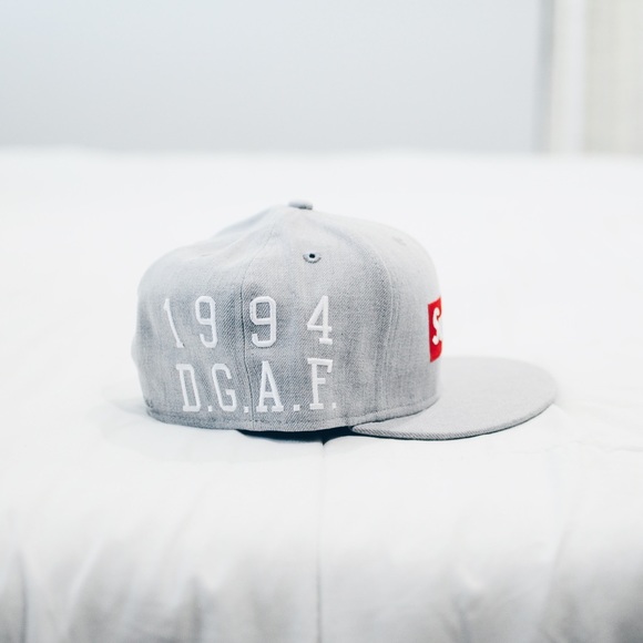 Supreme New Era Fitted 7 1/4 - Picture 2 of 5